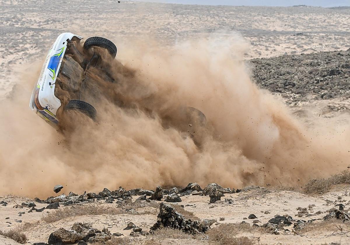 Vuelco de un coche en un rally celebrado en una zona protegida de Lajares, en el municipio de La Oliva.