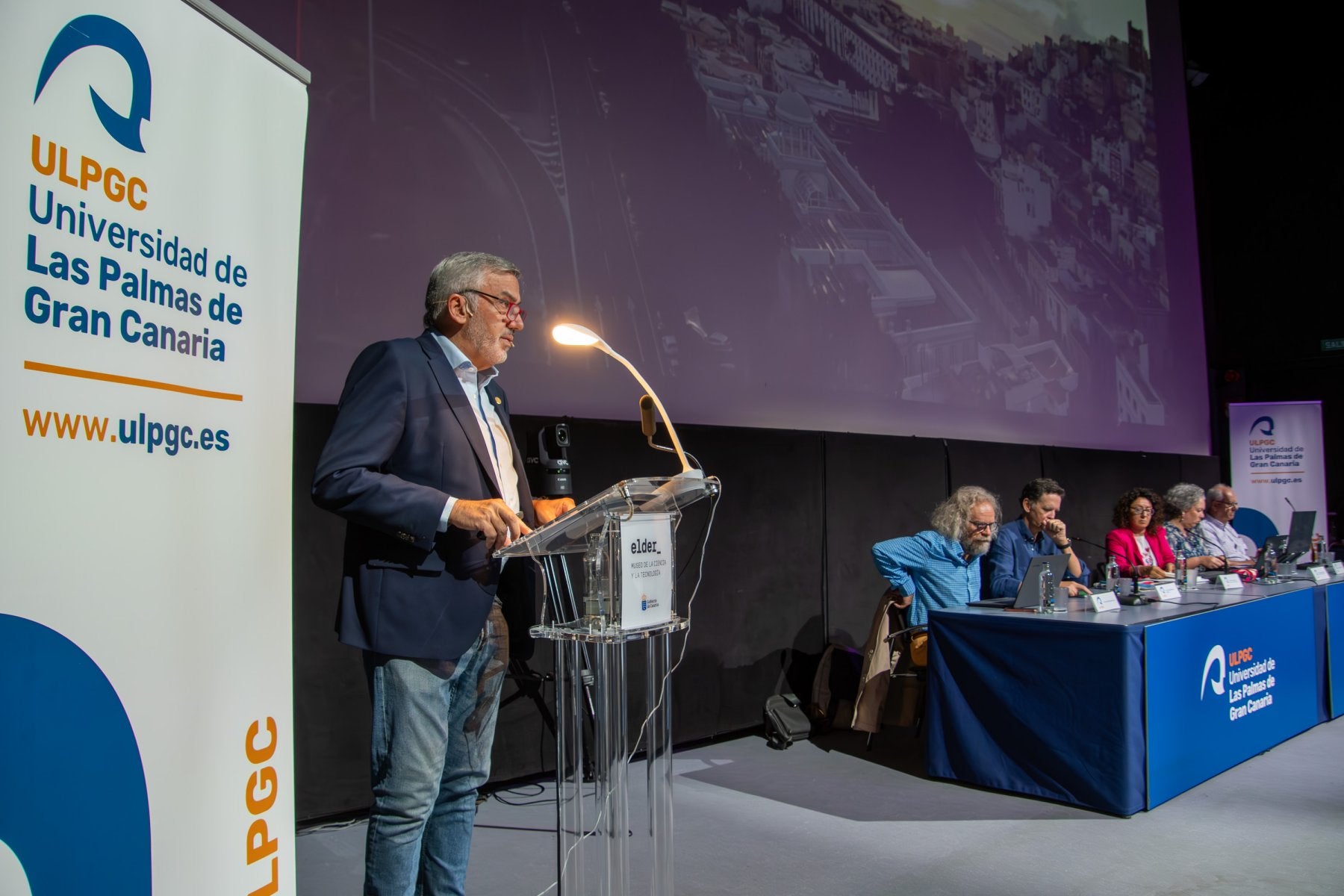 El rector de la ULPGC lee su informe en la sesión del Claustro celebrada en el museo Elder de la Ciencia.