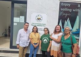 La edil Eva Sánchez y las responsables de Adisfuer.