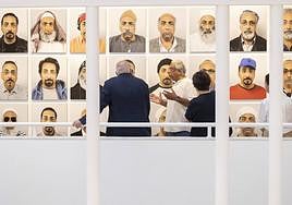 Nabil Boutros explica una de sus series fotográficas en el CAAM, protagonizada por él mismo.