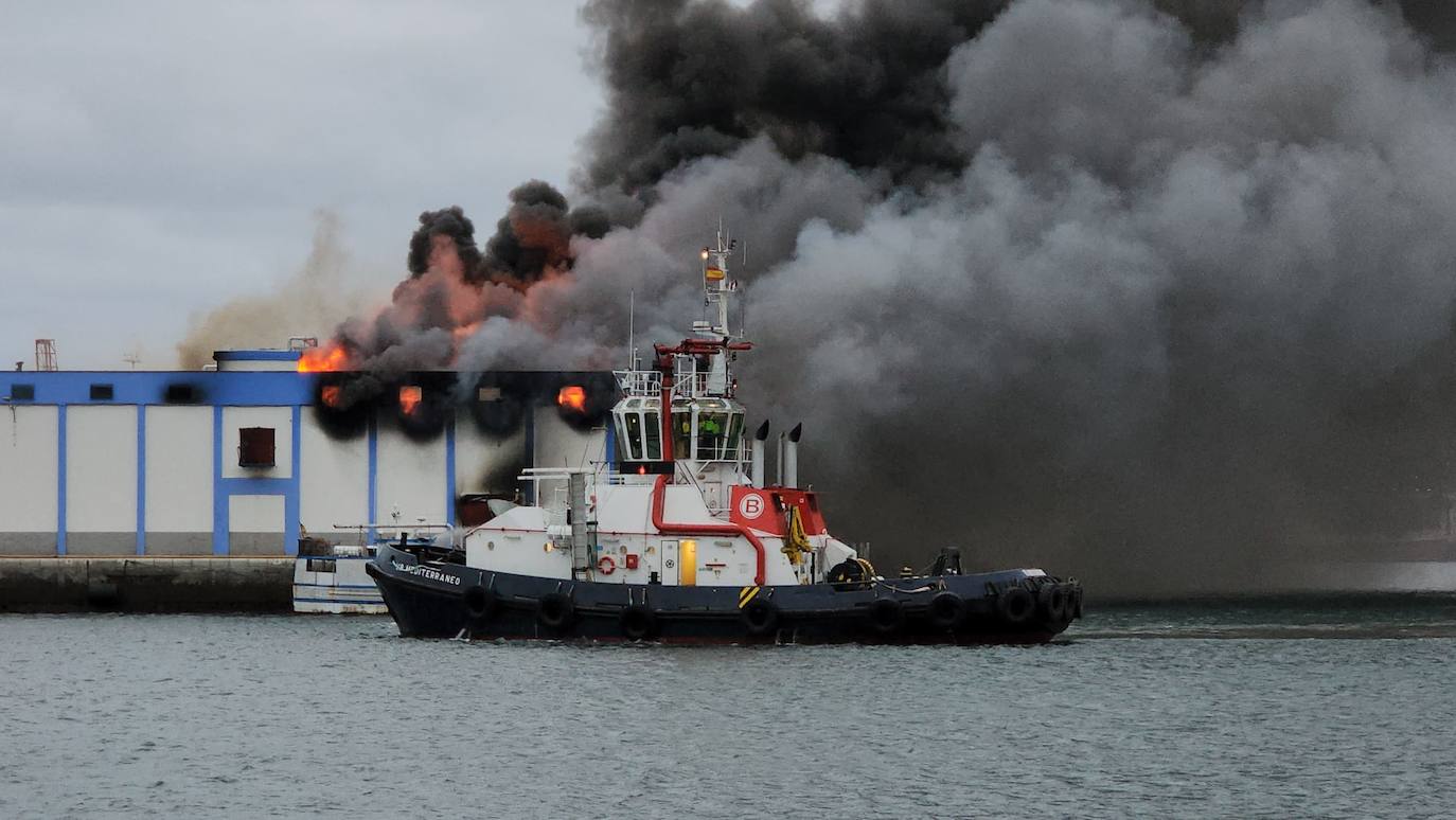 Imágenes del incendio en la nave de 5 Océanos