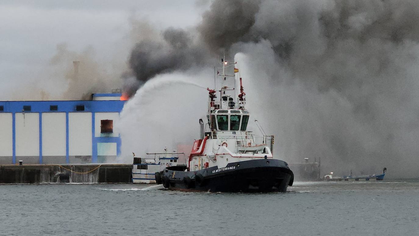 Imágenes del incendio en la nave de 5 Océanos