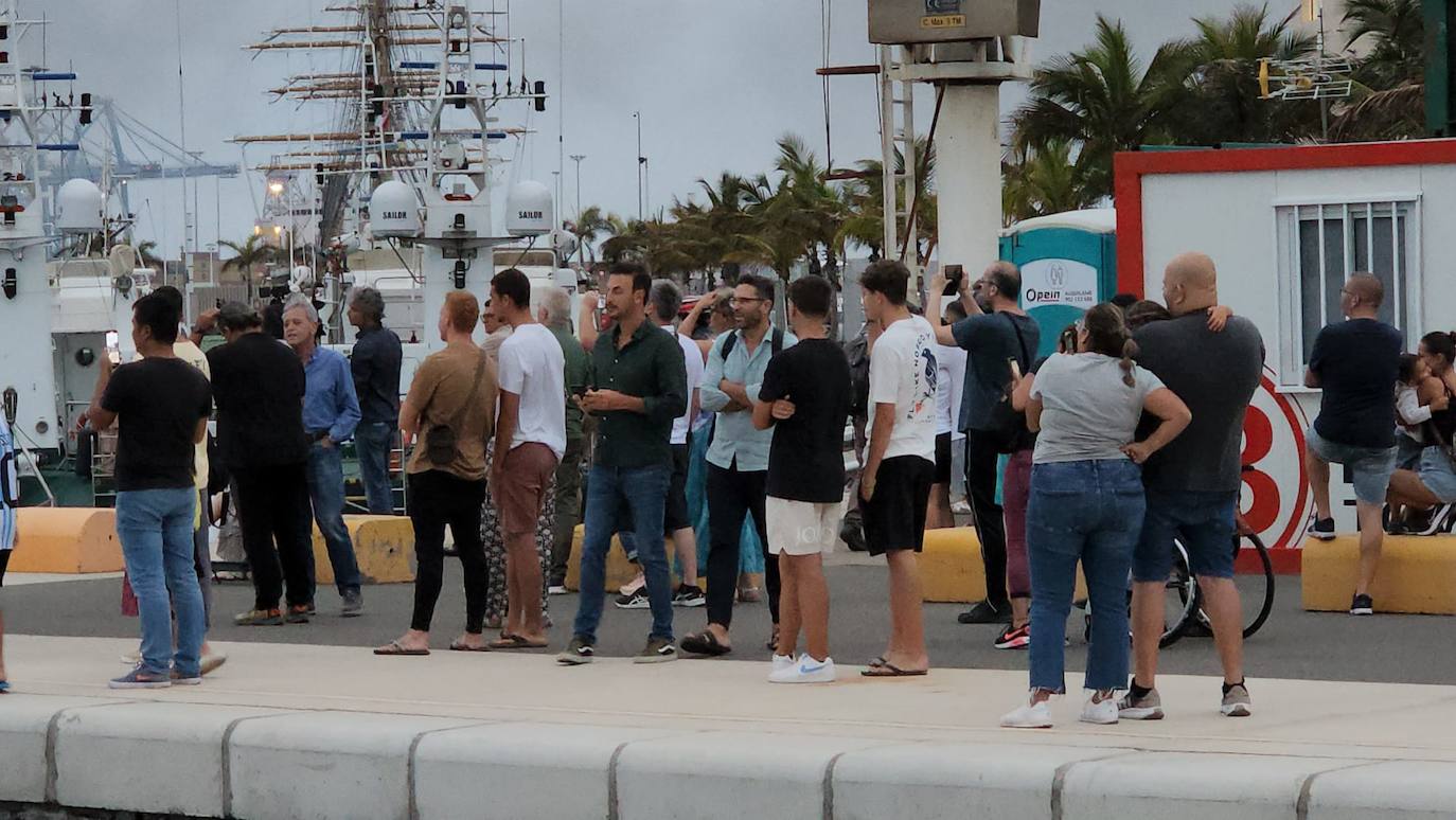 Imágenes del incendio en la nave de 5 Océanos