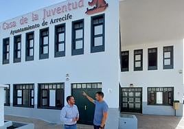 El alcalde Yonathan de León y el concejal de Juventud, en la Casa de la Juventud por rehabilitar.