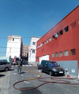 Imagen secundaria 2 - Herido grave un trabajador por una explosión en una fábrica de hielo en Tenerife
