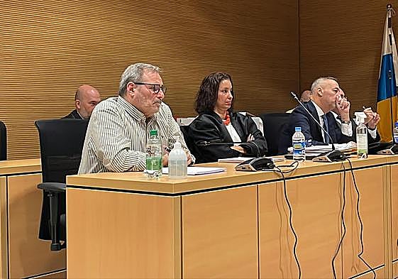 Héctor de Armas, en los tribunales junto a su abogada y Miguel Ángel Ramírez.