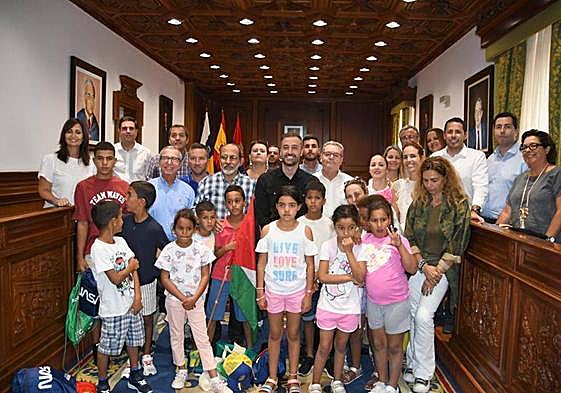Foto de familia entre el grupo de Gobierno de Telde y los 11 niños y niñas saharauis.