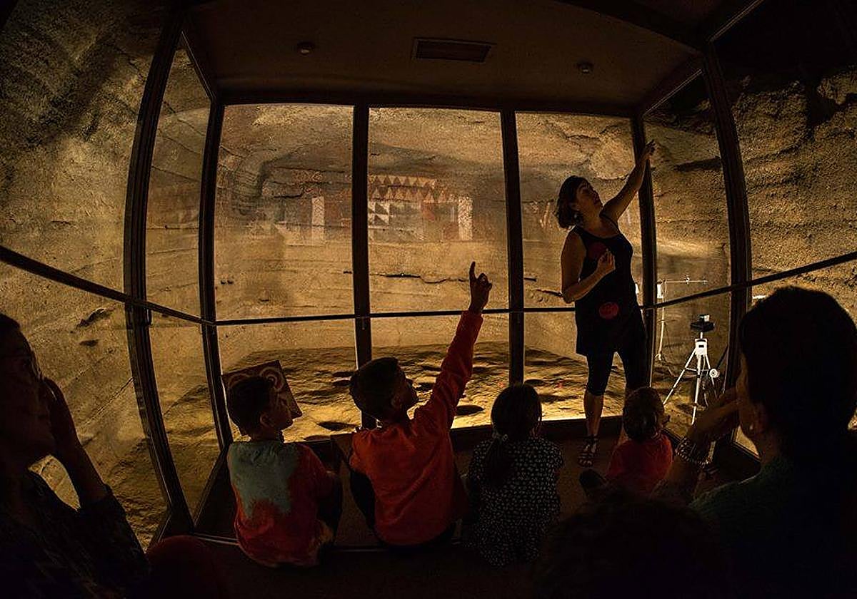 Imagen de archivo de una guía del museo en la Cueva Pintada.