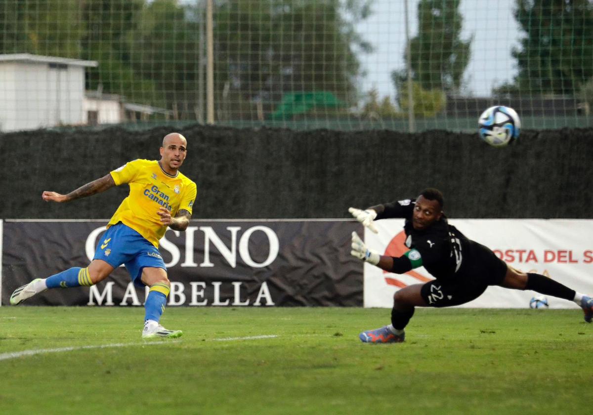 Sandro Ramírez, en el momento de su tanto ante el Al-Wrakah este sábado en Marbella.