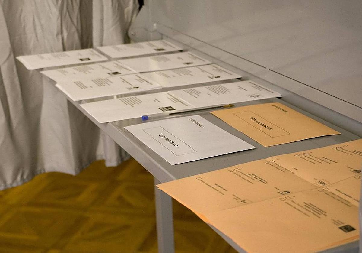 En cada mesa electoral habrá dos urnas, una para el Congreso sobres blancos- y otra para el Senado -sobres sepia-.