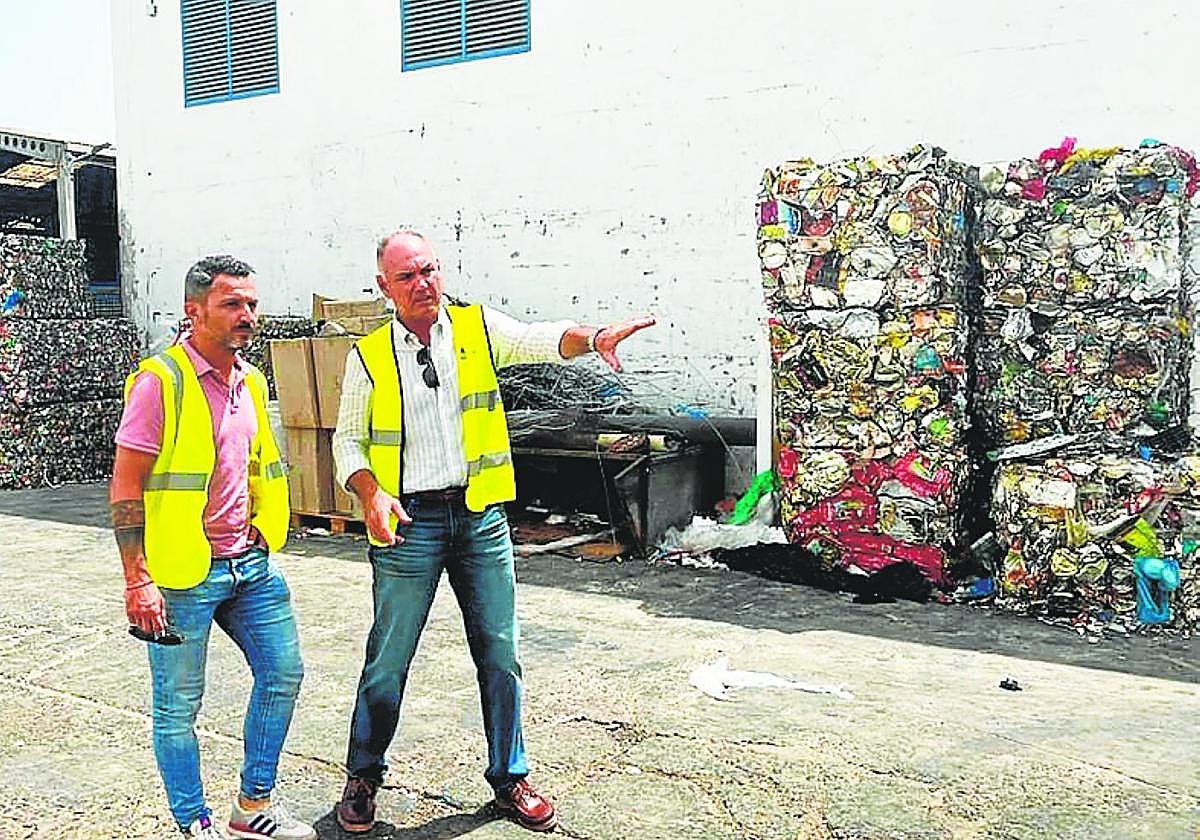 El concejal de Limpieza, en una visita a una planta de reciclado.