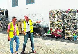 El concejal de Limpieza, en una visita a una planta de reciclado.
