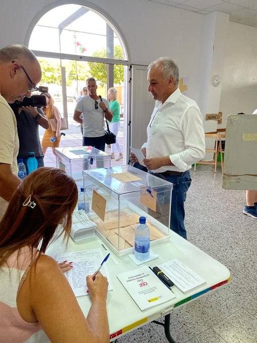 Luis Campos, de NC, votando en Gran Canaria