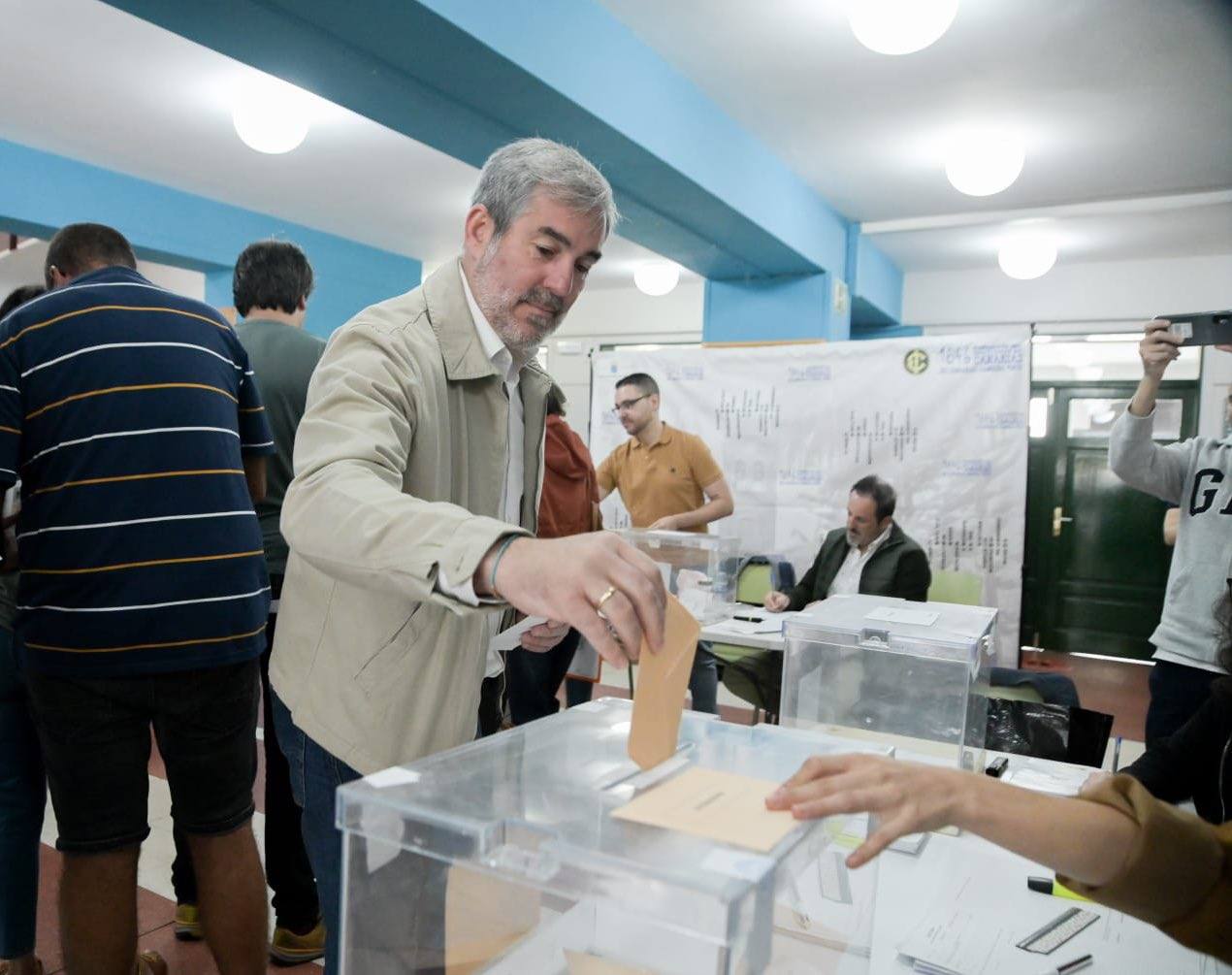 El presidente de Canarias y secretario general nacional de Coalición Canaria, ejercitó su derecho al voto en el IES Canarias Cabrera Pinto de La Laguna.