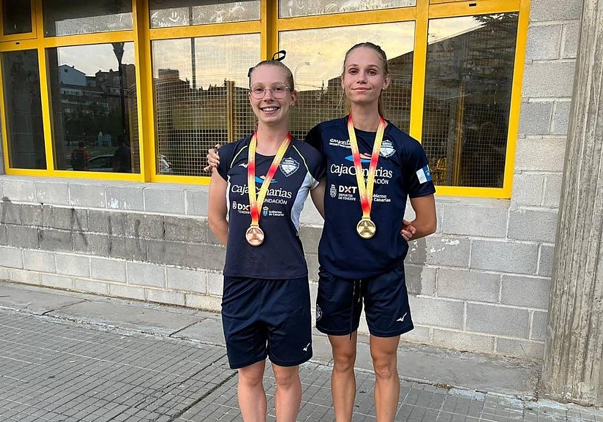 Sonya Trevisán y Yissis Cortijo lucen con orgullo sus medallas.