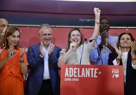 La diputada electa, Dolores Corujo (c) celebra los resultados con dirigentes del PSOE.