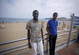 Los filólogos senegaleses Souleymane Ndiay y Adama Aw, ambos estudiantes de máster de la ULPGC, posan para la foto en la playa de Las Canteras.