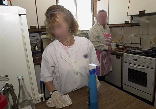 La atención a domicilio presta servicios básicos como ayuda para tareas domésticas.