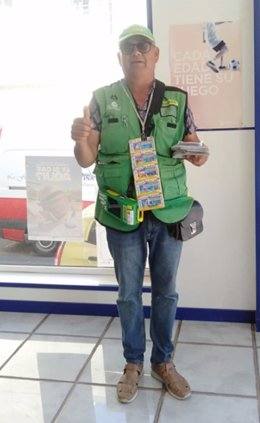 El vendedor de la ONCE Francisco Hormiga que ha repartido la suerte en playa de Arinaga, en Gran Canaria.