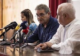 Inocencio González (c) y Manuel Navarro, en una imagen de archivo.