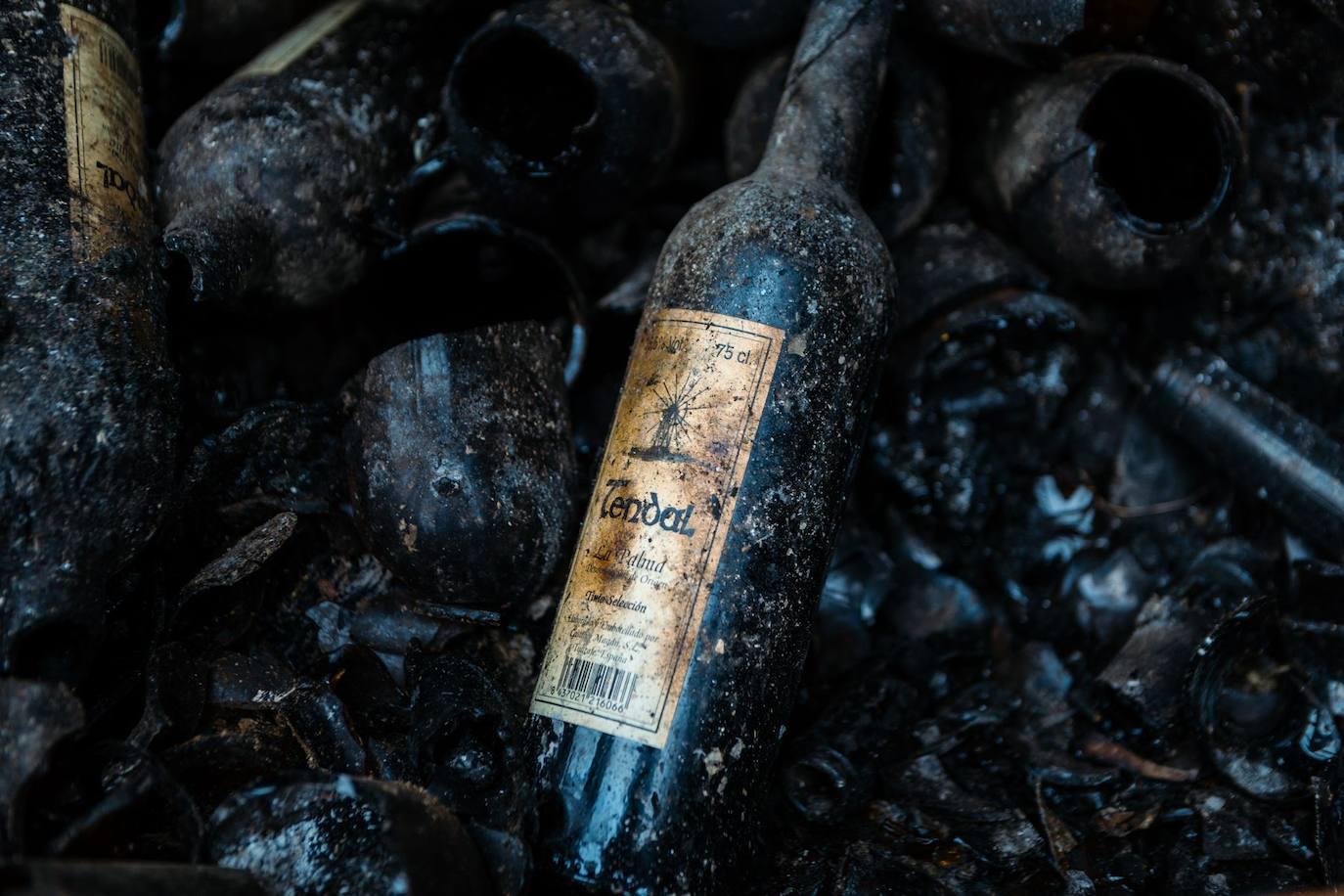 Botellas rotas, pilares de hierro y dos cuevas que guardan oro para una familia destruída