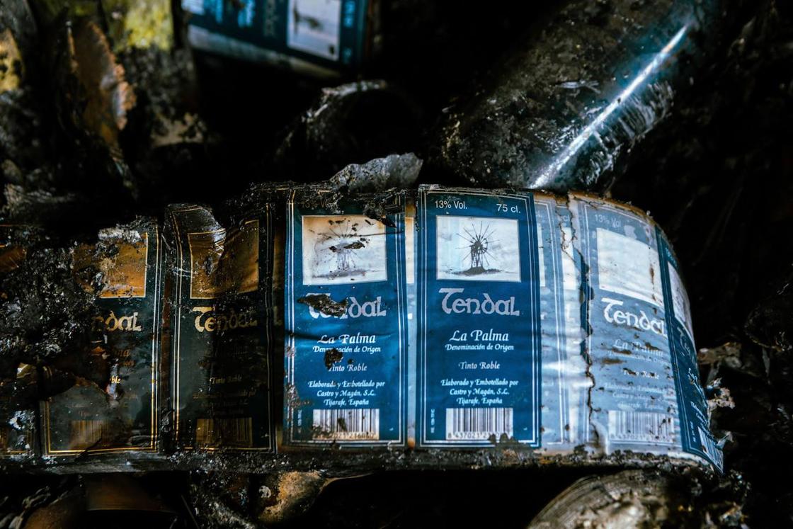 Botellas rotas, pilares de hierro y dos cuevas que guardan oro para una familia destruída