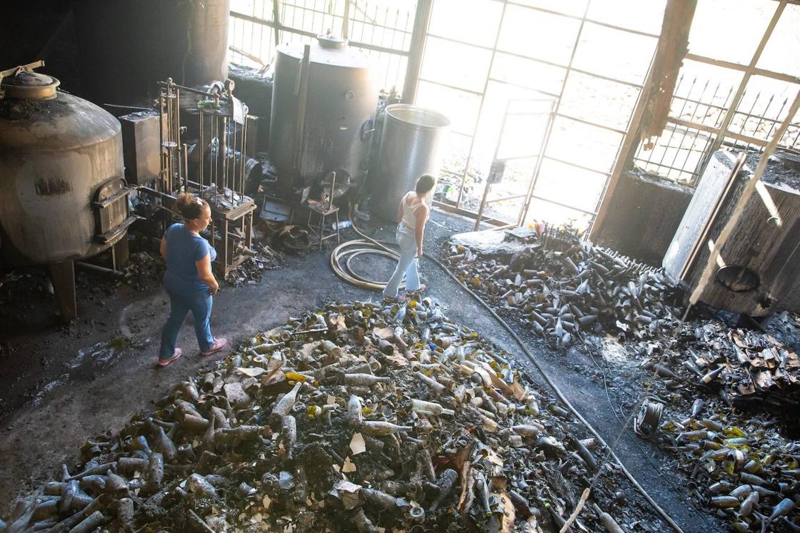 Botellas rotas, pilares de hierro y dos cuevas que guardan oro para una familia destruída