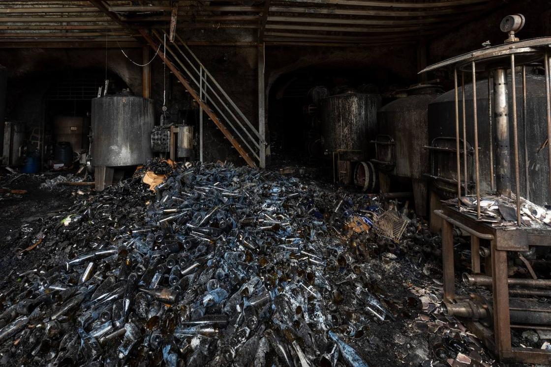 Botellas rotas, pilares de hierro y dos cuevas que guardan oro para una familia destruída