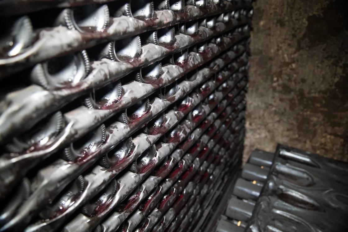 Botellas rotas, pilares de hierro y dos cuevas que guardan oro para una familia destruída