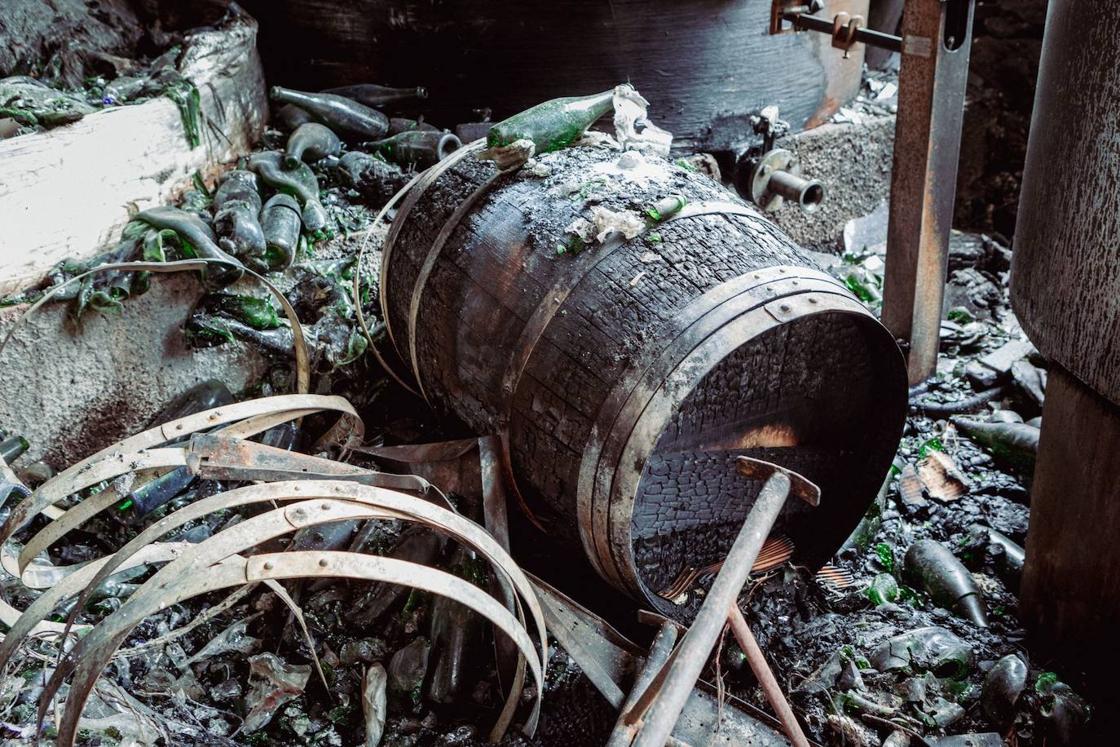 Botellas rotas, pilares de hierro y dos cuevas que guardan oro para una familia destruída