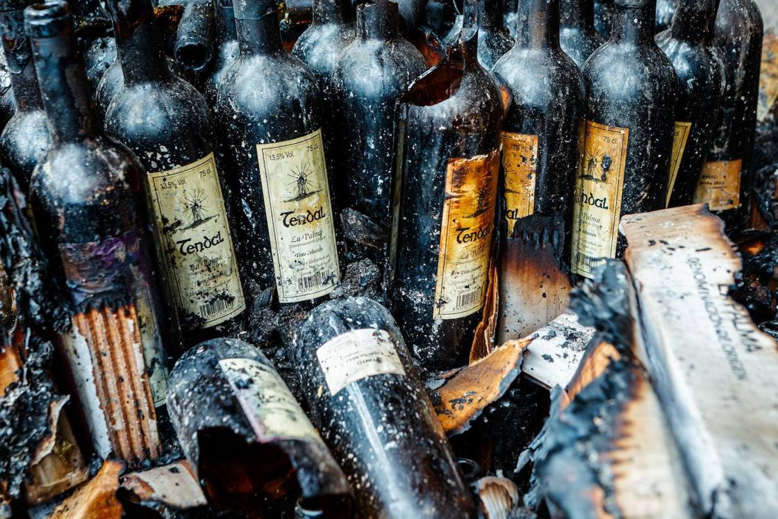 Botellas rotas, pilares de hierro y dos cuevas que guardan oro para una familia destruída