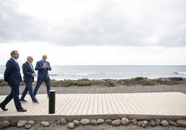 Augusto Hidalgo, Antonio Morales y José López Fabelo, en su recorrido por el sendero sur de El Burrero.