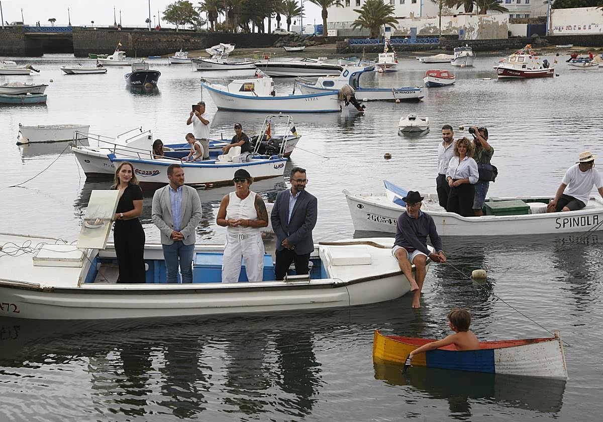 La autora del cartel, el alcalde, la cantante y el concejal de Festejos, durante la presentación de las fiestas patronales de Arrecife.