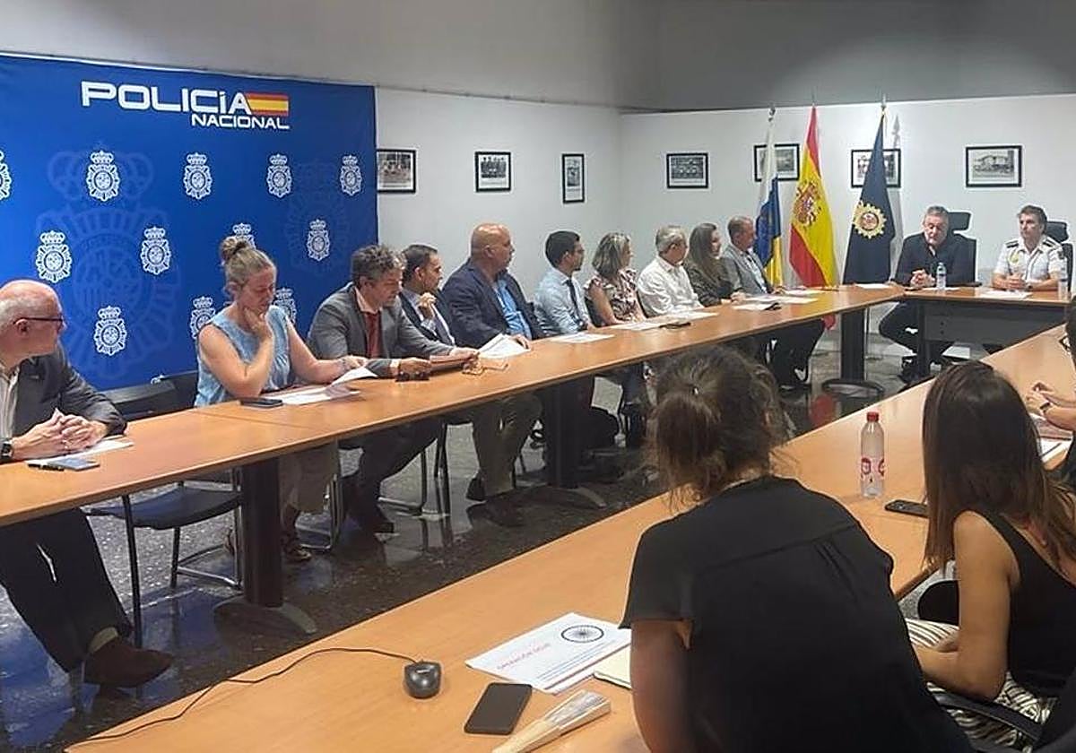 Imagen de la reunión de la Policía Nacional con 19 representantes consulares.