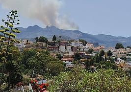Imagen de la columna de humo del incendio desde San Mateo.
