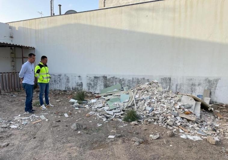 La Oliva entabla una 'guerra' contra los escombros