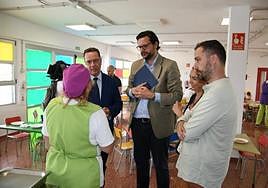 Poli Suárez, Sergio Ramos, Adela Álvarez y Juan Antonio Peña escucharon las demandas de una de las trabajadoras.