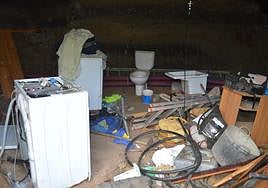 El interior de la cueva se ha convertido en un estercolero.