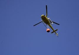 Los efectivos de emergencias siguen trabajando para extinguir el fuego.