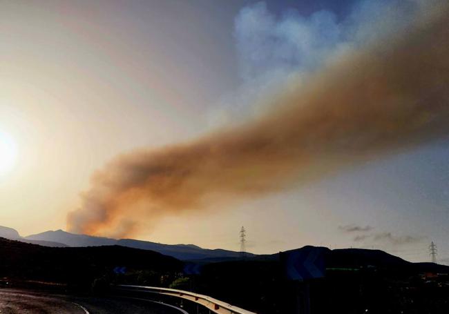 Las columnas de humo del incendio eran visibles desde distintos puntos de la isla.