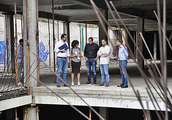 Un momento de la visita al inacabado aparcamiento de Arnao.