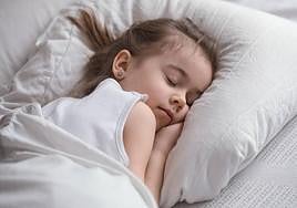 Niña descansando durante una siesta.