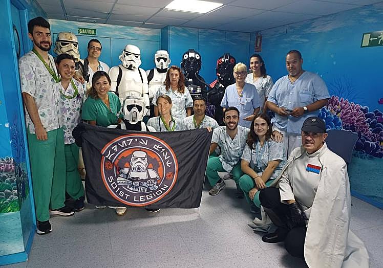 Imagen principal - Star Wars conquista a los niños ingresados en el HUC