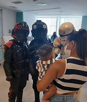 Imagen secundaria 2 - Star Wars conquista a los niños ingresados en el HUC