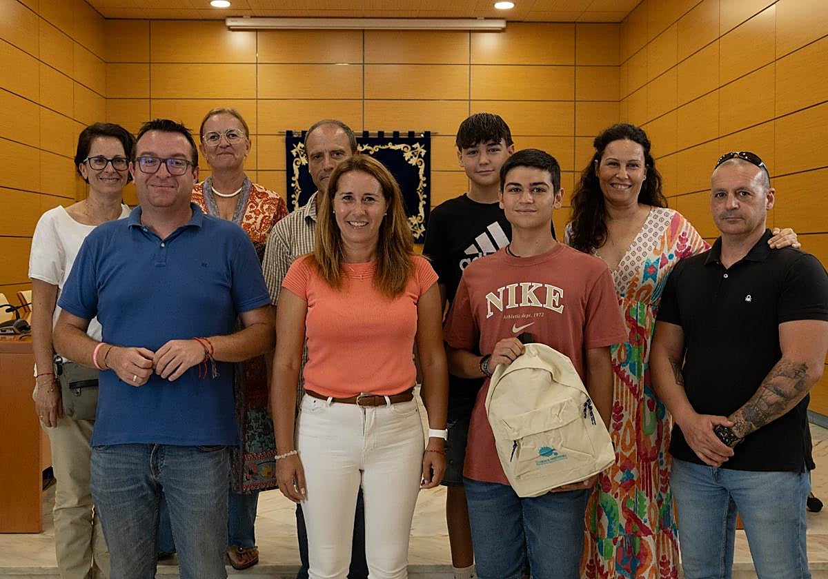 Daniel Tomás Pérez, en el recibimiento del Cabildo con su familia y equipo directivo del IES San Diego de Alcalá.
