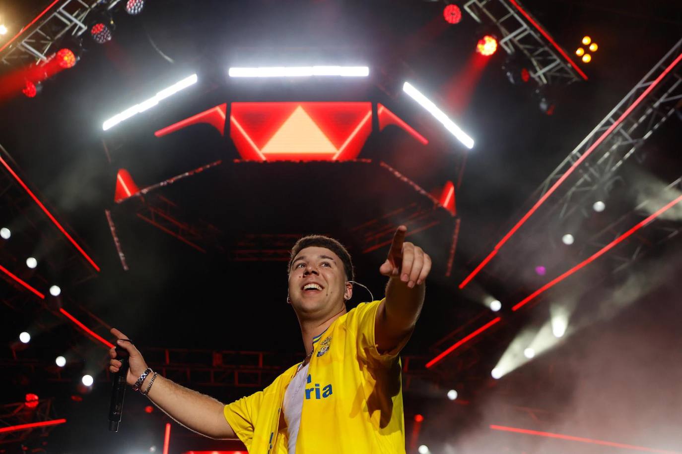 Quevedo pone la música y el público, la pasión