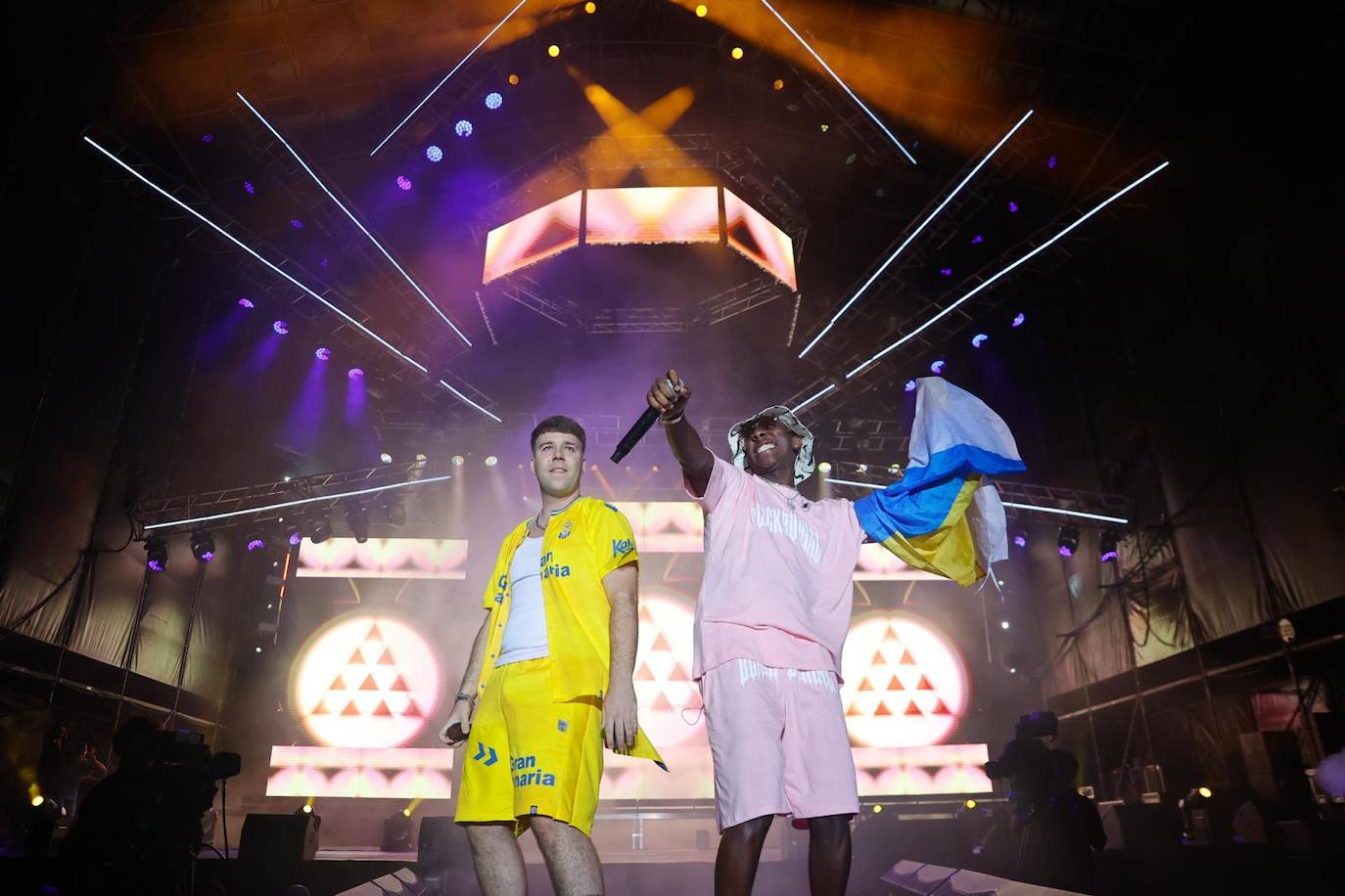 Quevedo pone la música y el público, la pasión