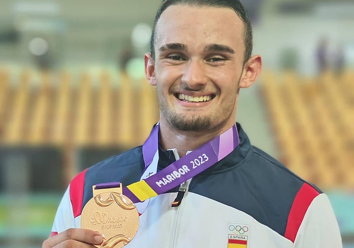 Axiel,feliz y radiante con su medalla.