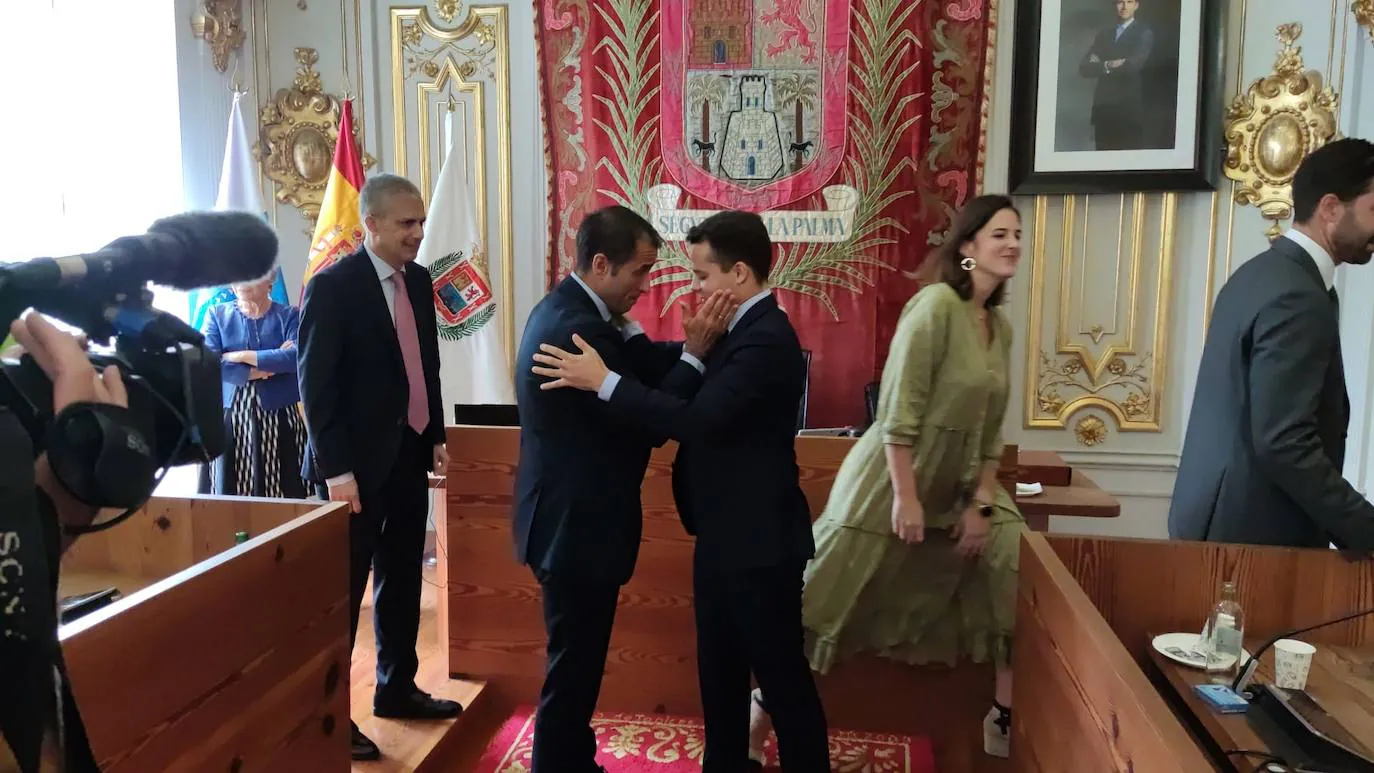Ángel Sabroso se abraza a Adrián Santana, concejal de Cultura, tras su intervención de despedida del Pleno.