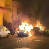 Aparatoso incendio de tres vehículos en Lomo Blanco